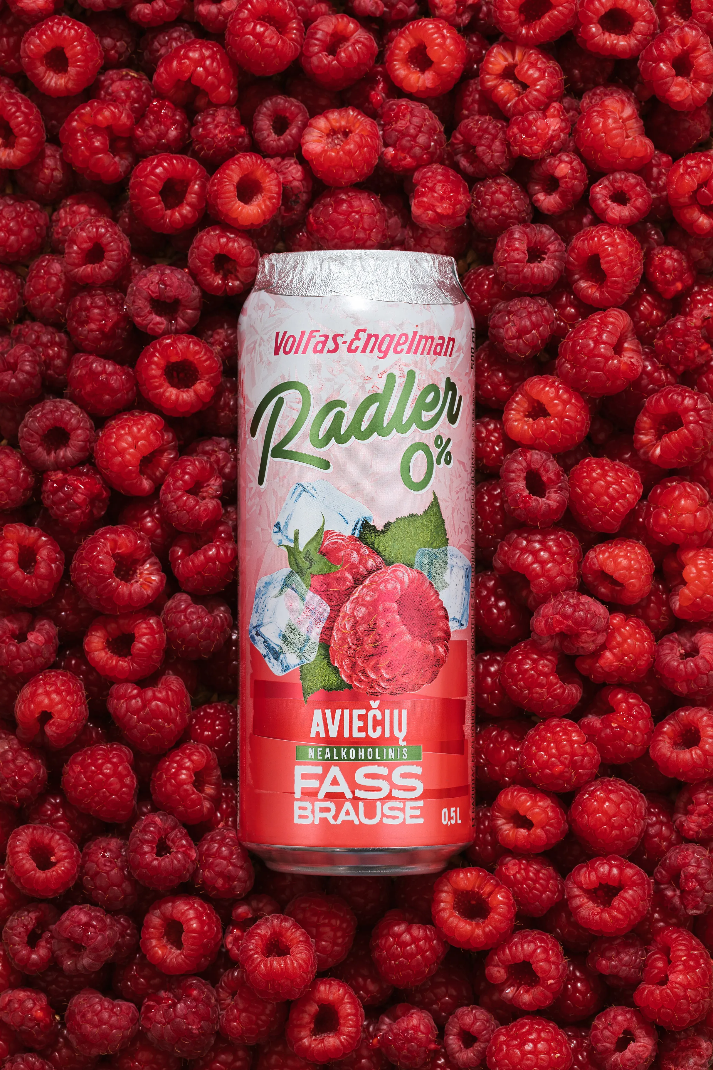 Avietinio „Radler“ skardinė ant aviečių