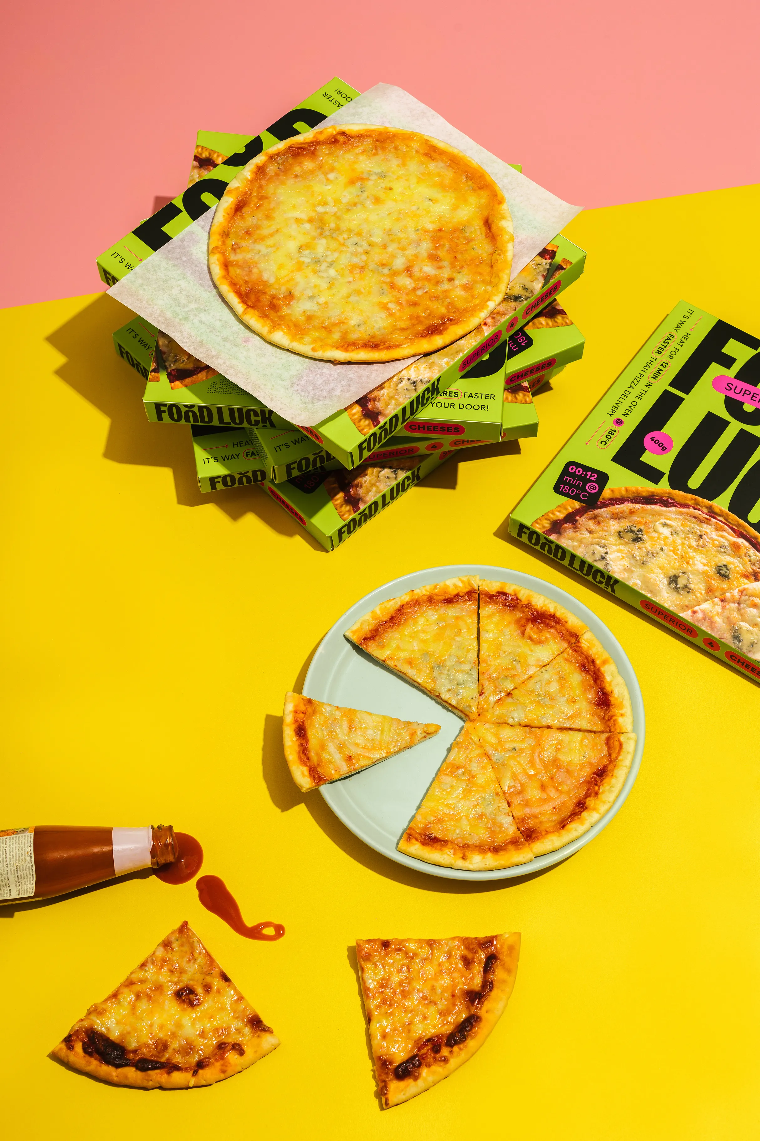 „Food Luck“ pica su supjaustytais gabalėliais geltoname fone