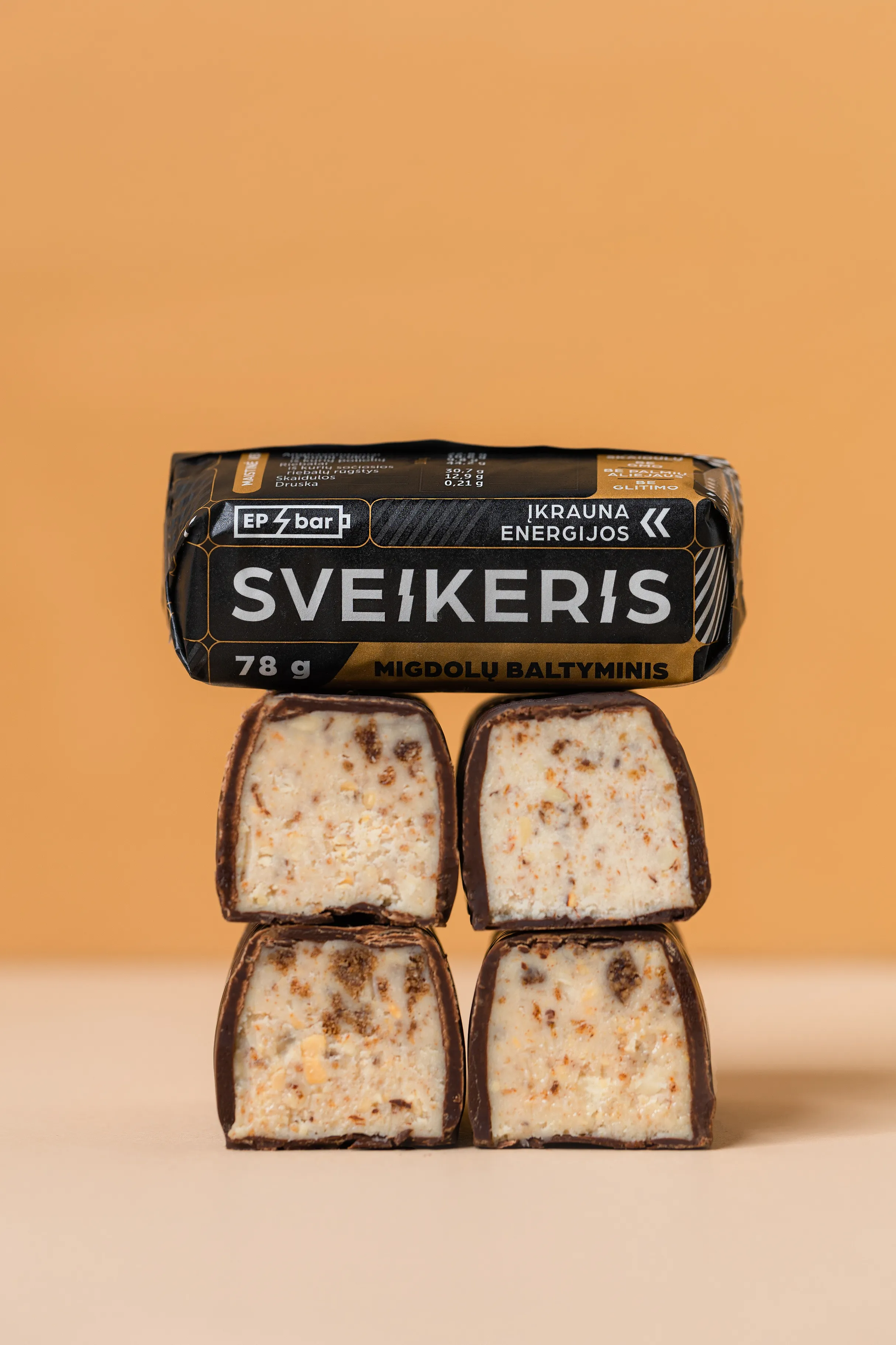 „Sveikeris“ batonėliai oranžiniame fone