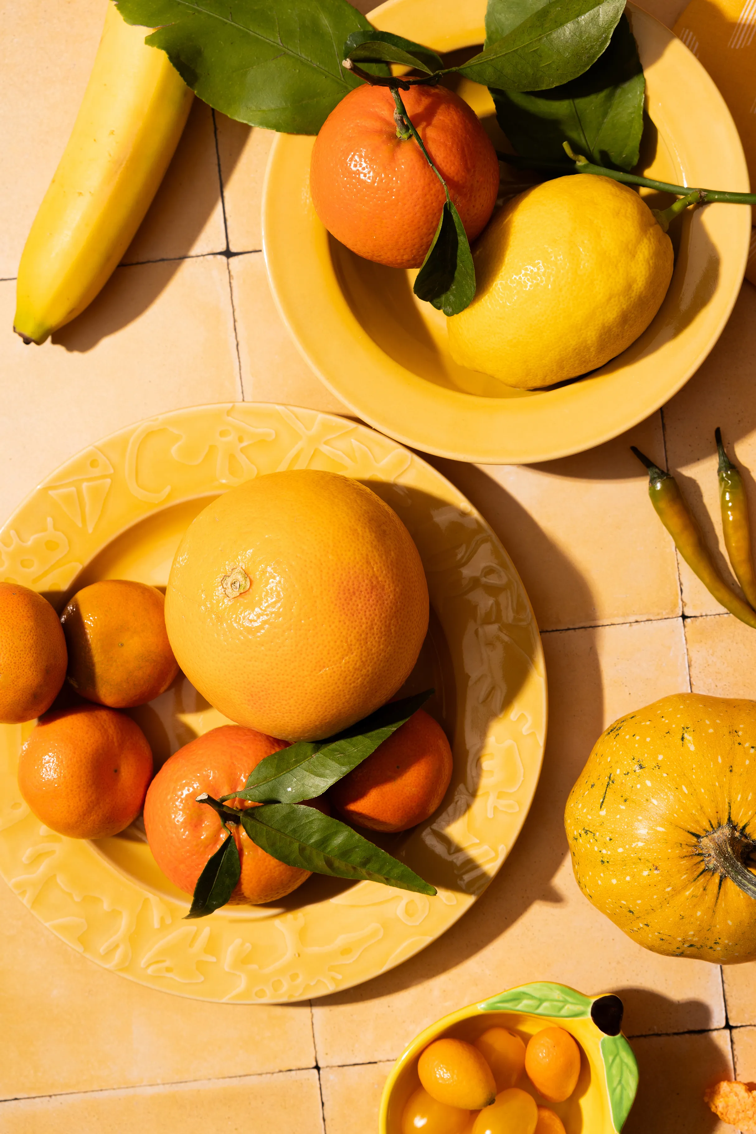 Citrusiniai vaisiai geltonuose induose
