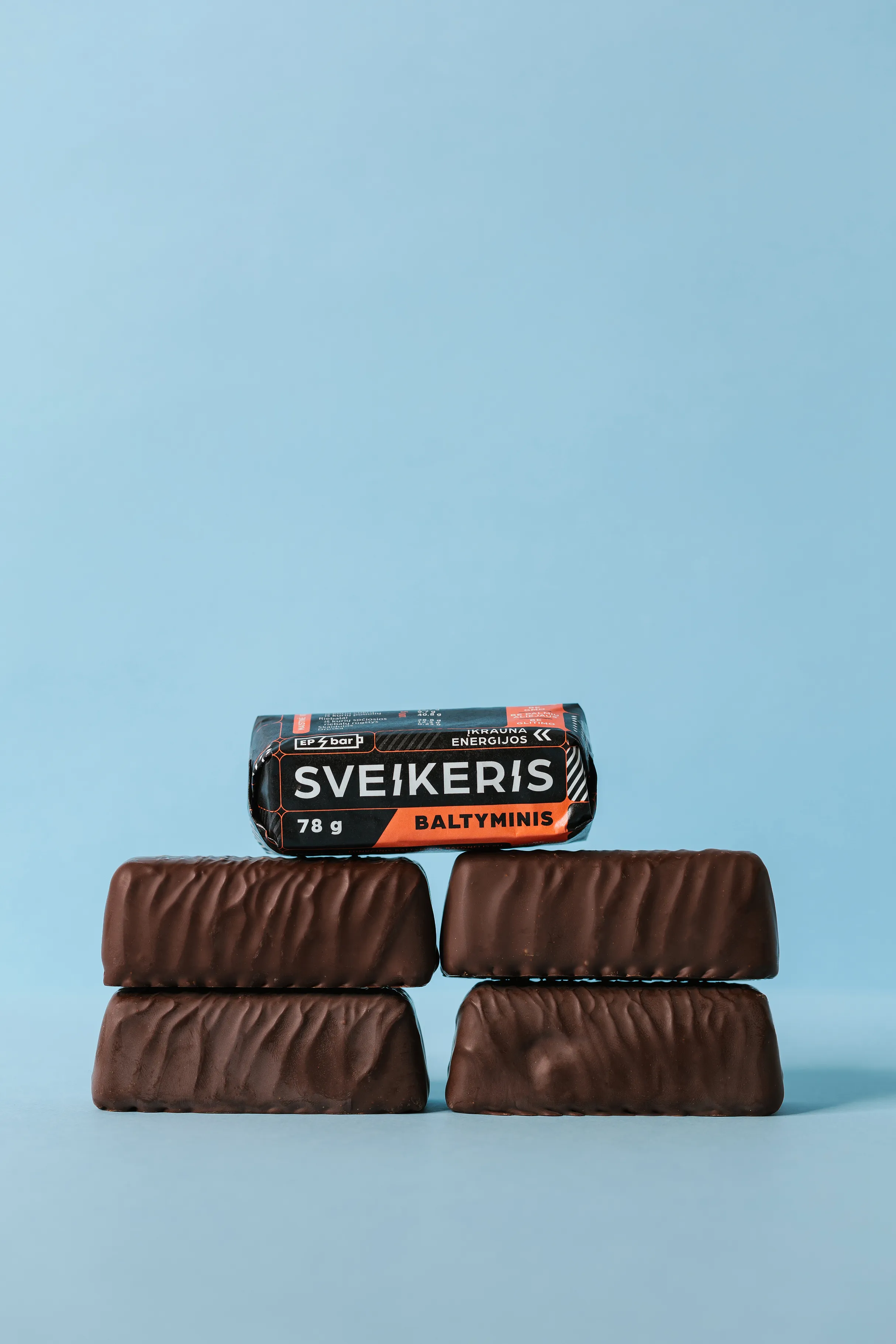 „Sveikeris“ batonėliai mėlyname fone