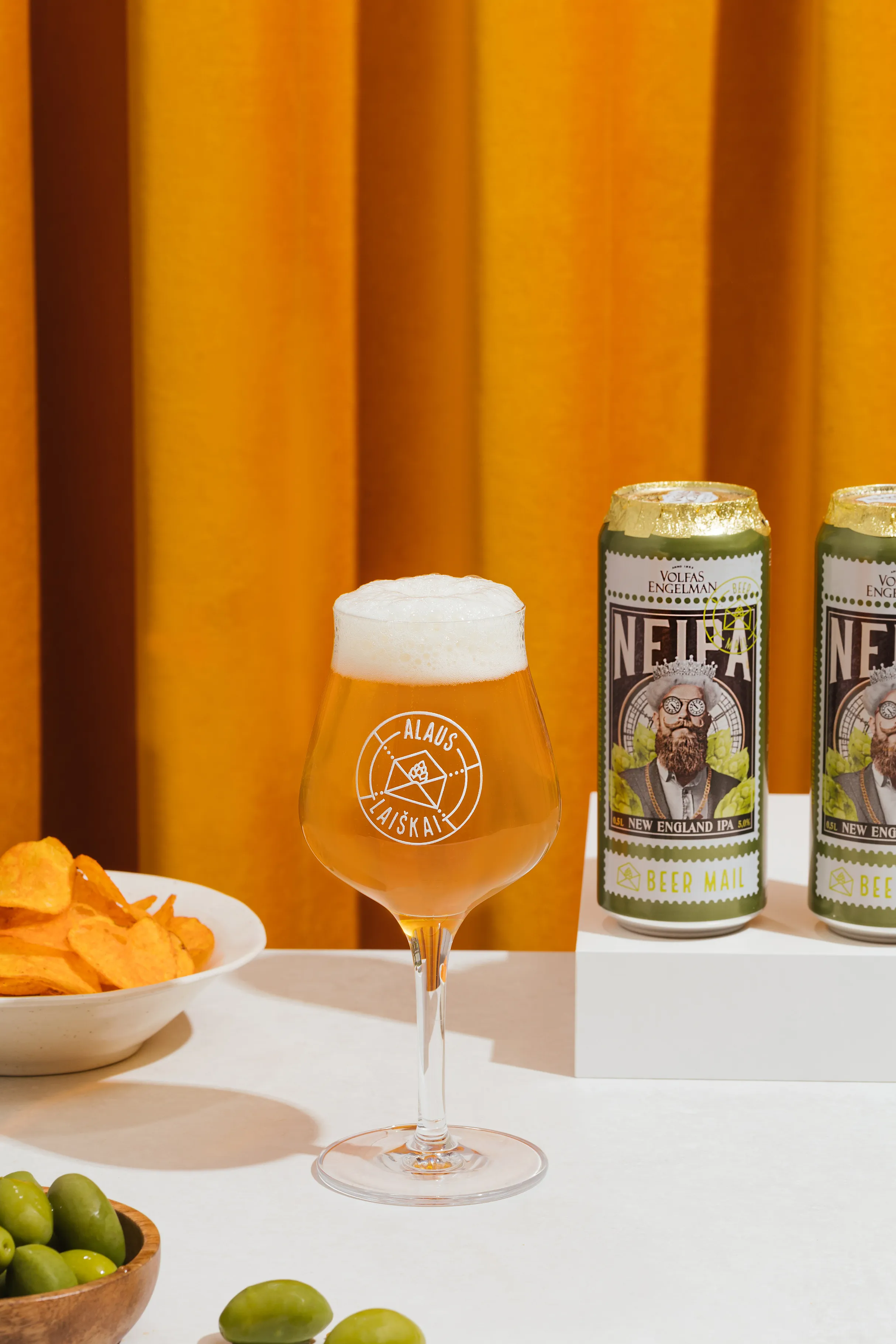NEIPA alaus taurė ir skardinės su užkandžiais