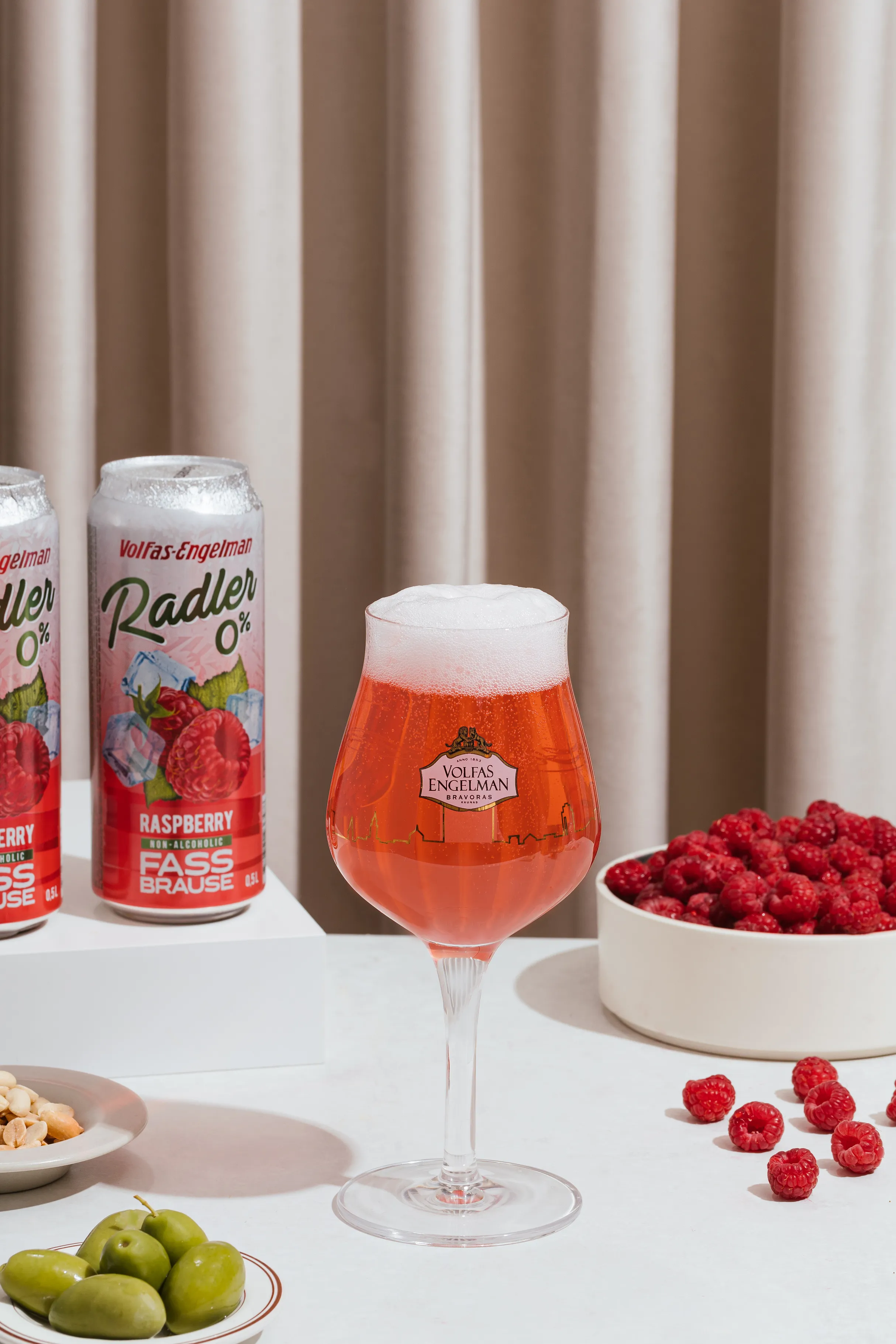 Avietinis „Radler“ taurėje su avietėmis