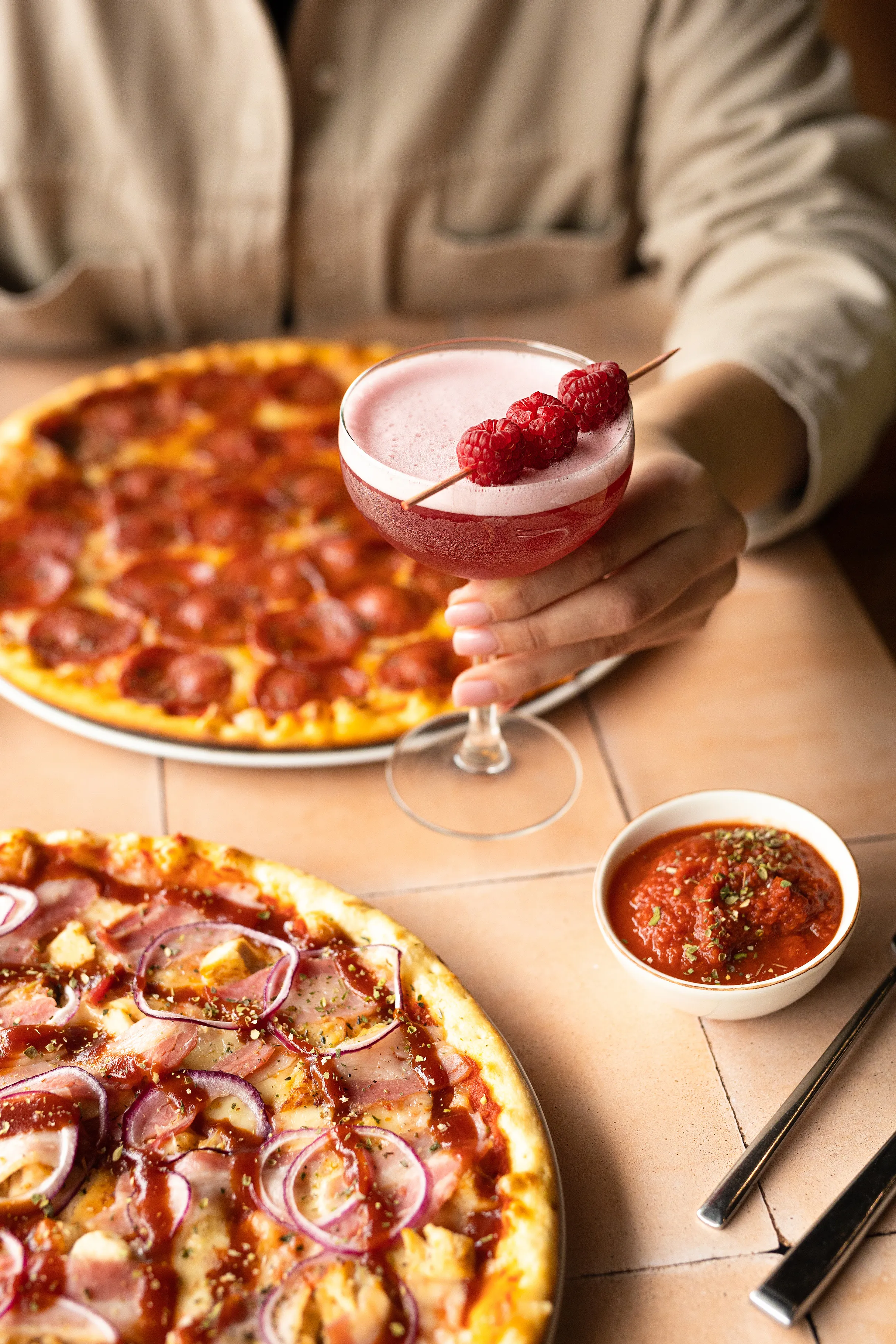 Picos su pepperoni ir rausvas kokteilis
