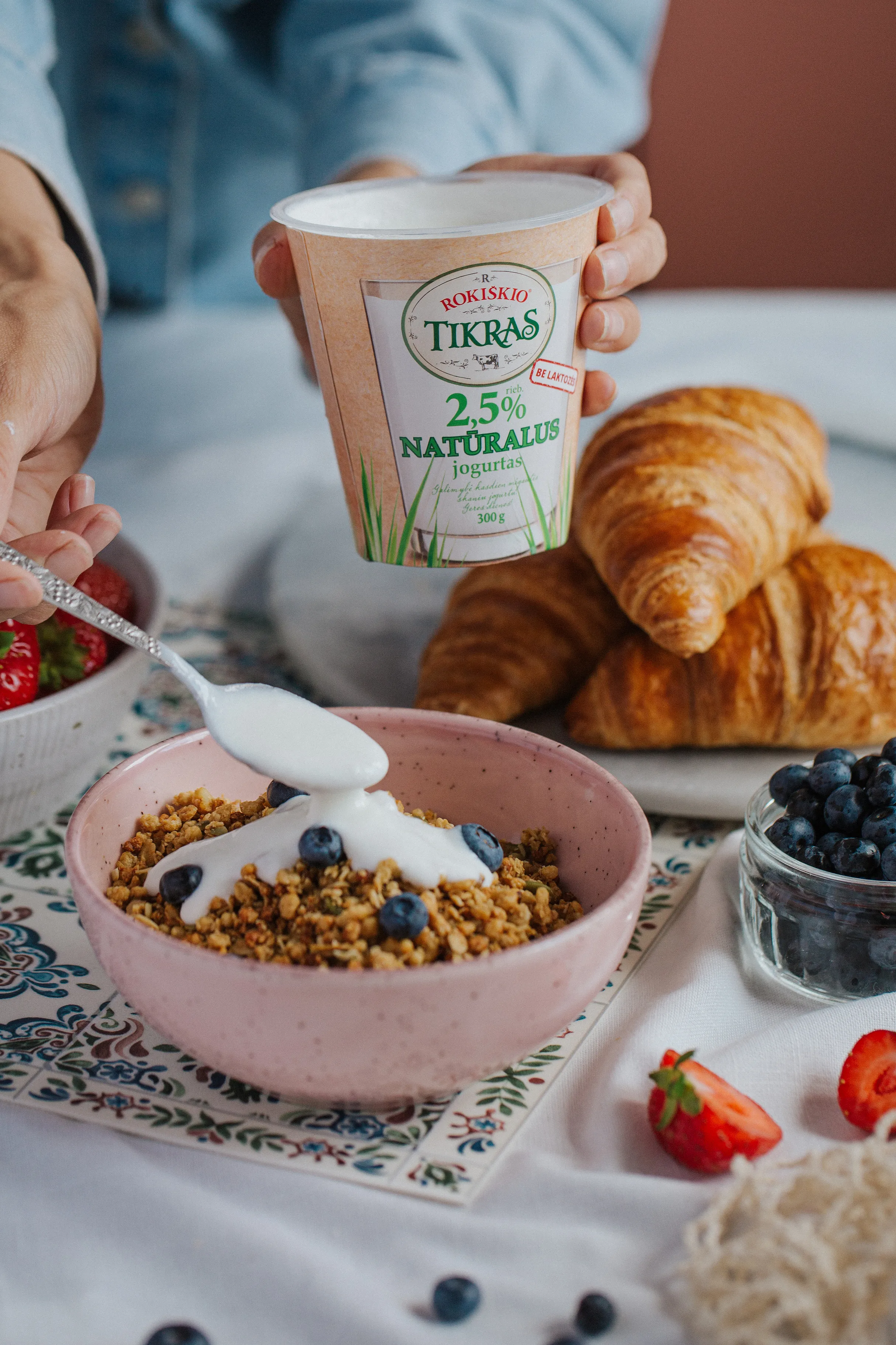 Jogurtas su granola, kruasanais ir uogomis