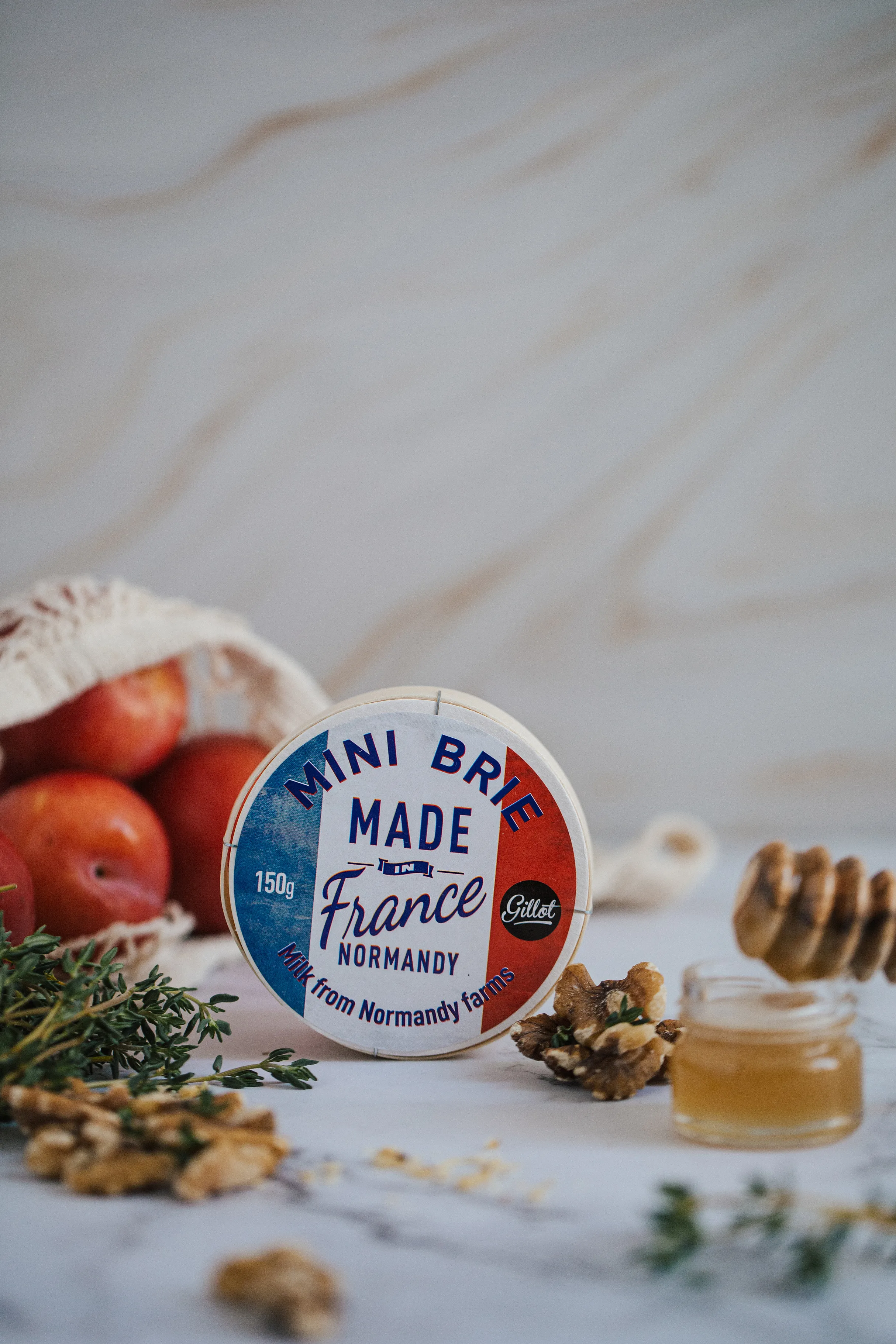 Mini Brie sūris su medumi, riešutais ir obuoliais